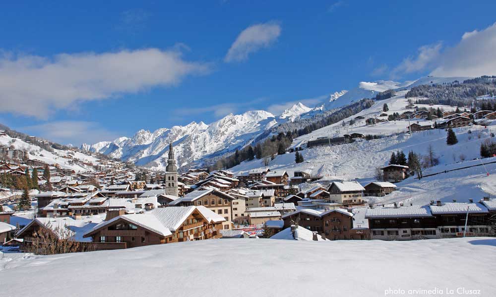 Haute Savoie paysage de village enneigé la Clusaz station de ski proche de Annecy et de Genève photo guy degoutte arvimedia